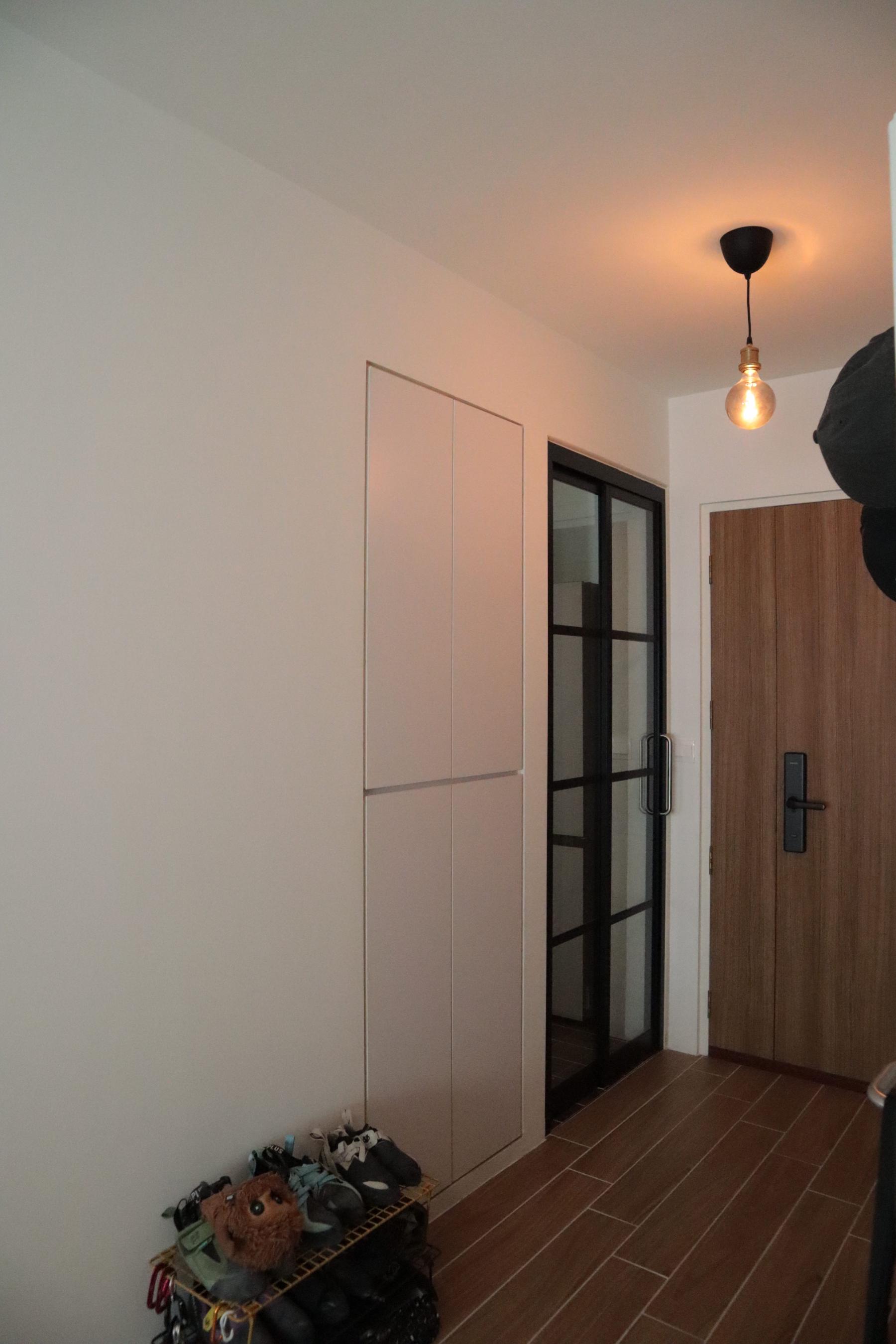 Country Entryway with Homogeneous Tiles and Shoe Rack