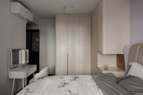 Modern Bedroom at 660C tampines st 65