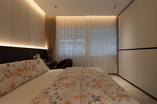 Contemporary Bedroom at Bishan st 22