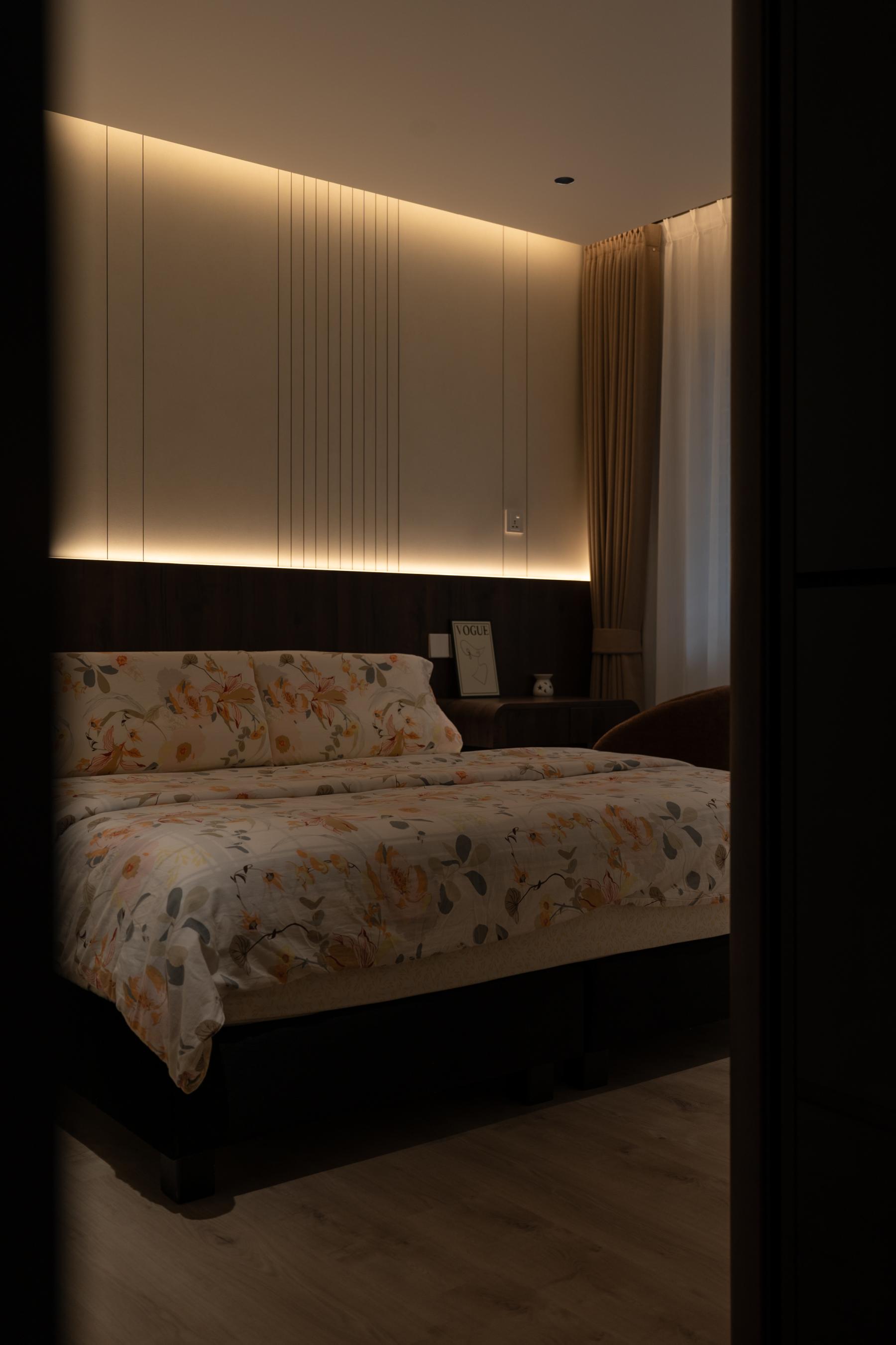Contemporary Bedroom with Vinyl Flooring and Drop Ceiling