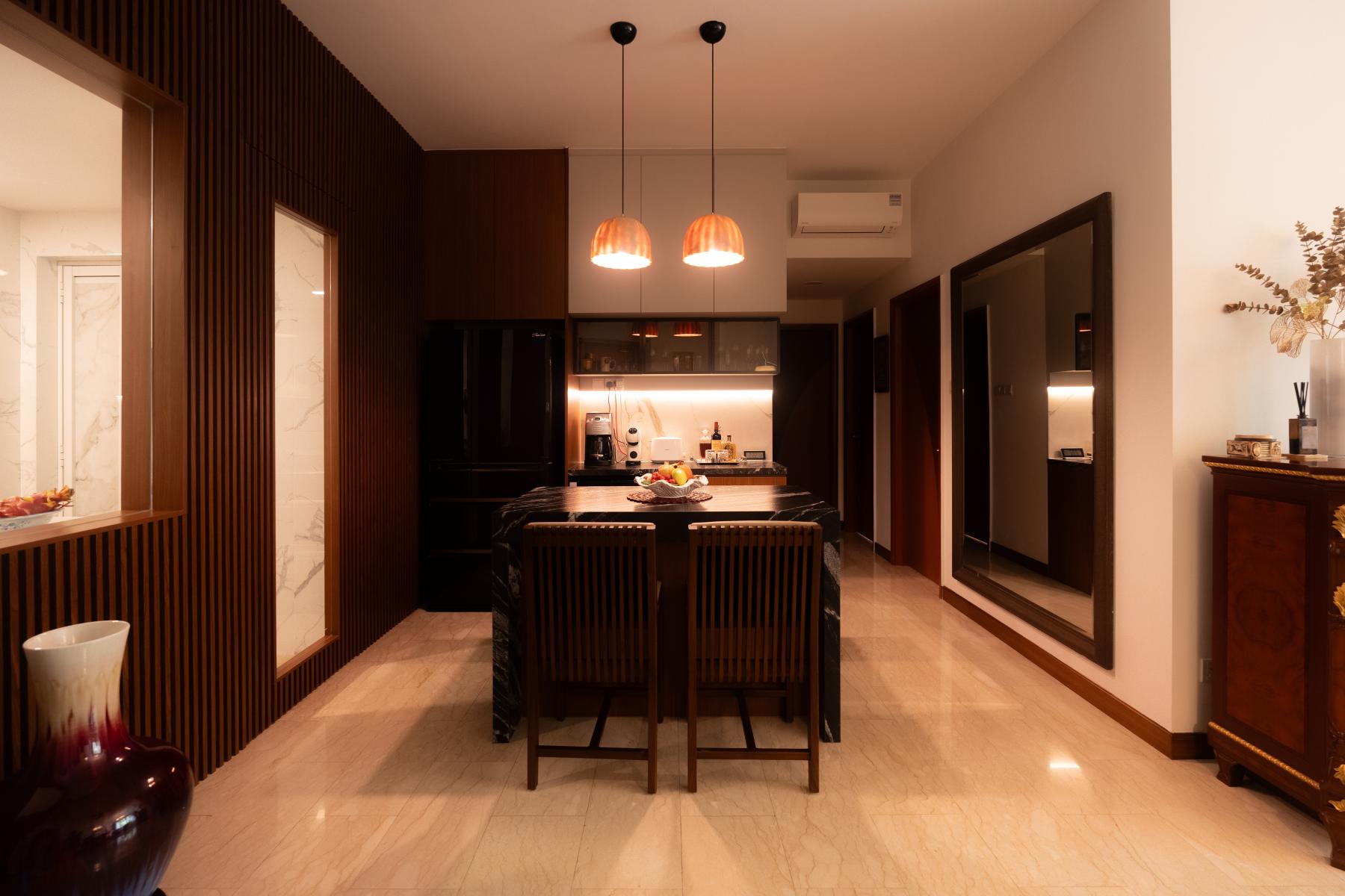 Contemporary Dining Room with Dining Table and Dining Chairs