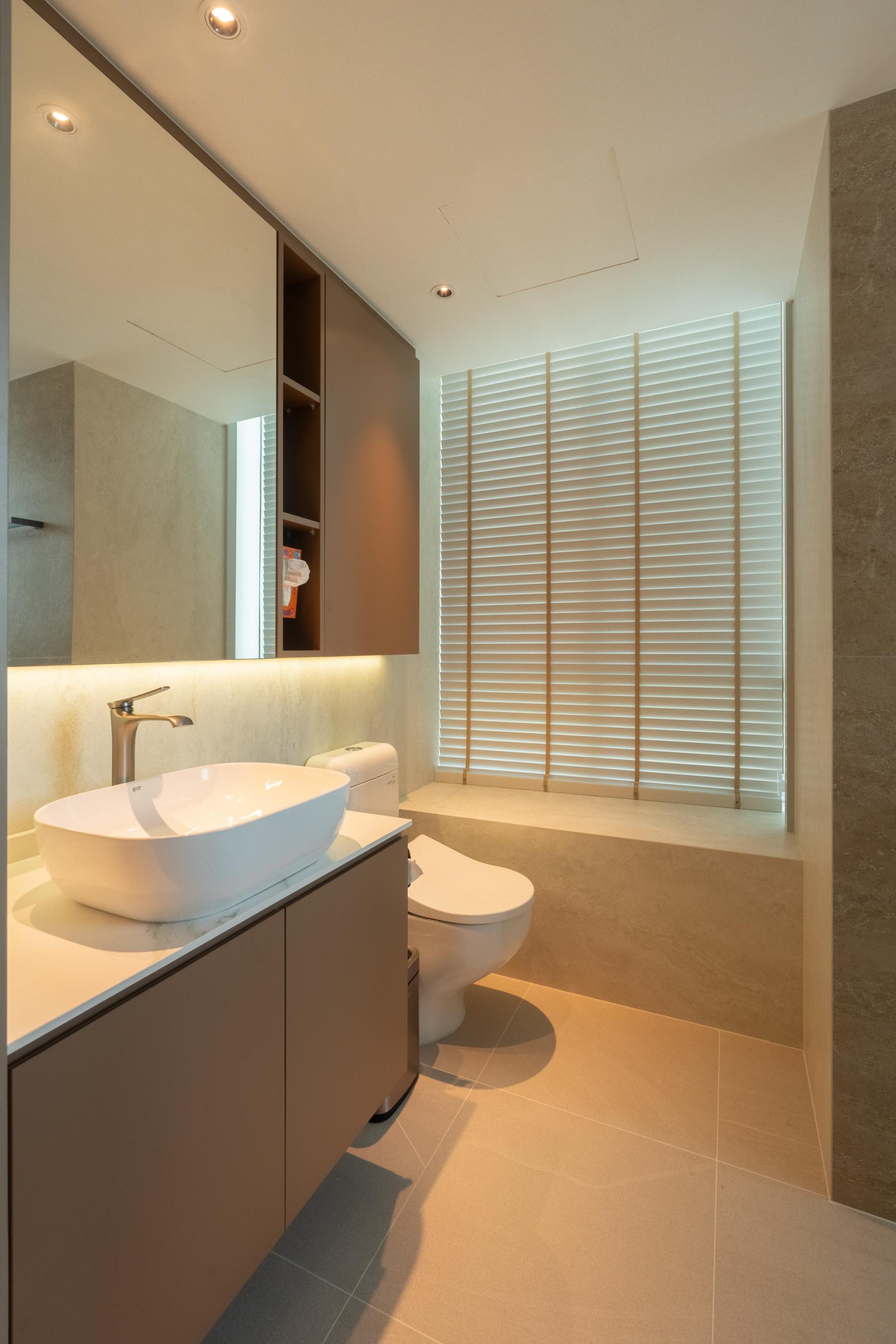 Modern Bathroom with Mirror and Laundry Baskets
