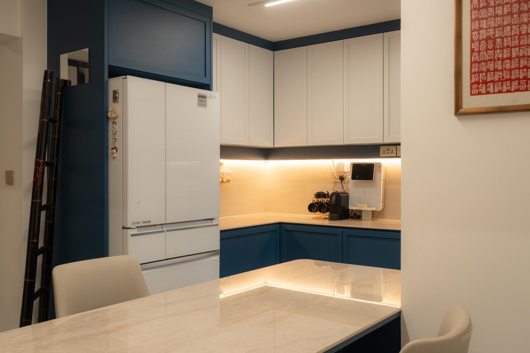 Contemporary Kitchen with Open Kitchen and Breakfast Counter