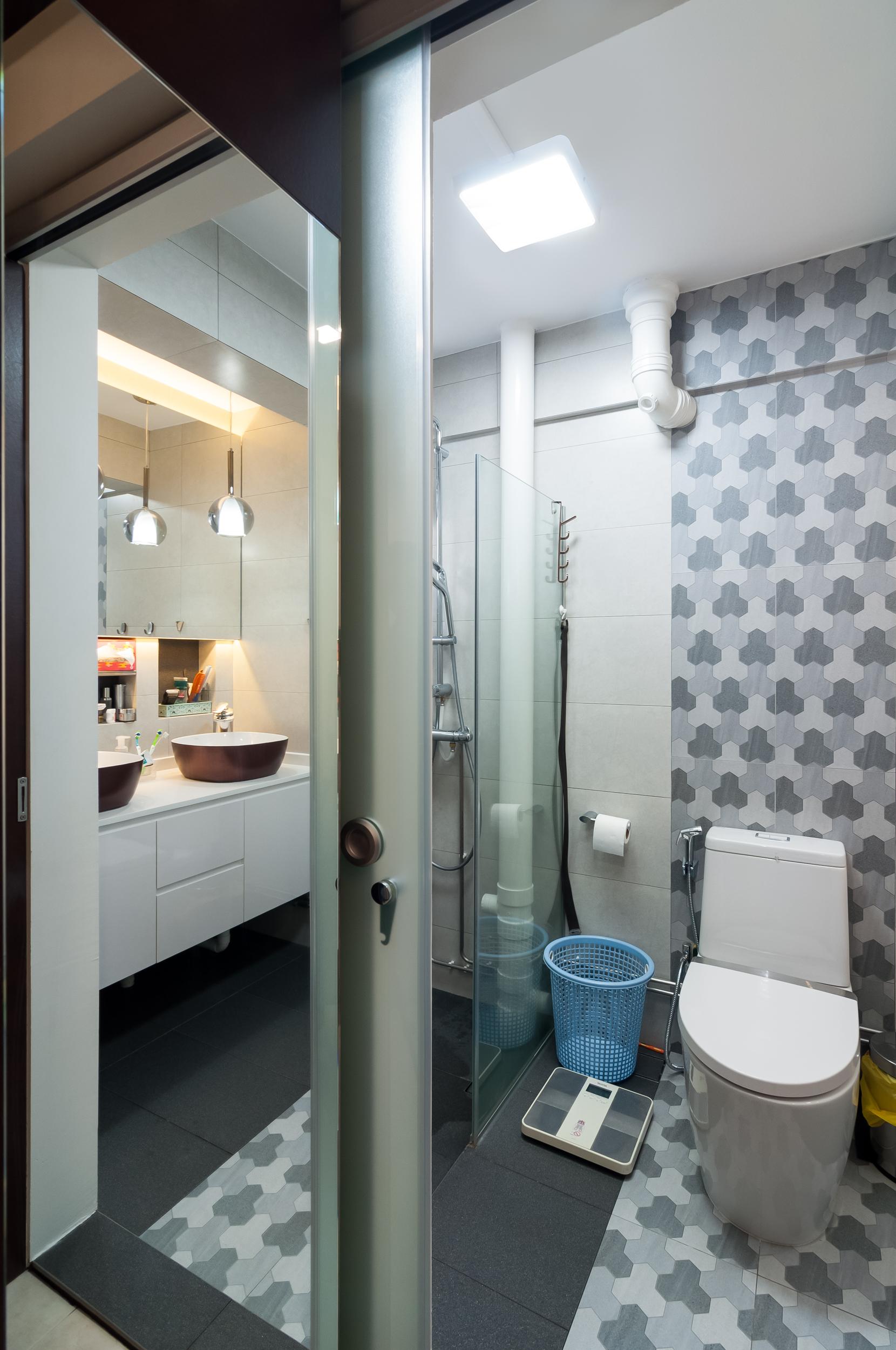 Scandinavian Bathroom with Homogeneous Tiles and Mirror