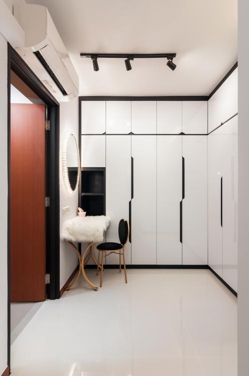Country Walk-in Wardrobe at 601A Tampines Ave 9
