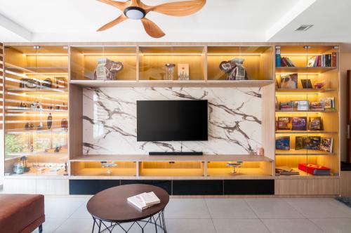 Eclectic Living Room at 332C Anchorvale Link