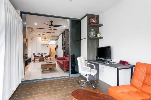 Contemporary Balcony at 101 Mergui Road, City Scape at Farrer Park