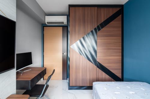 Eclectic Bedroom at 26B St George