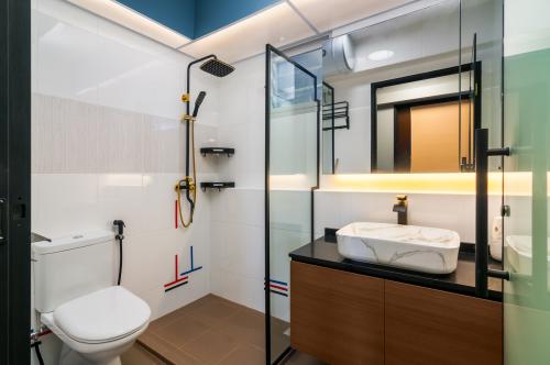 Eclectic Bathroom at 26B St George