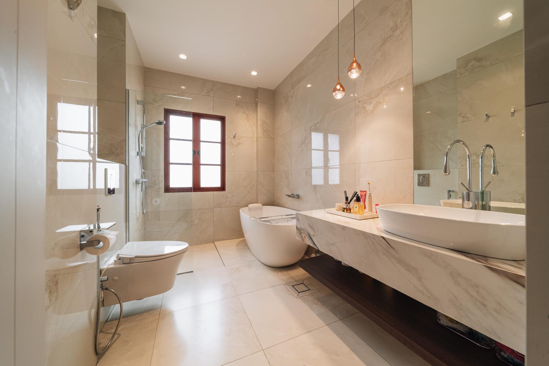Contemporary Bathroom with Mirror and Bathtub