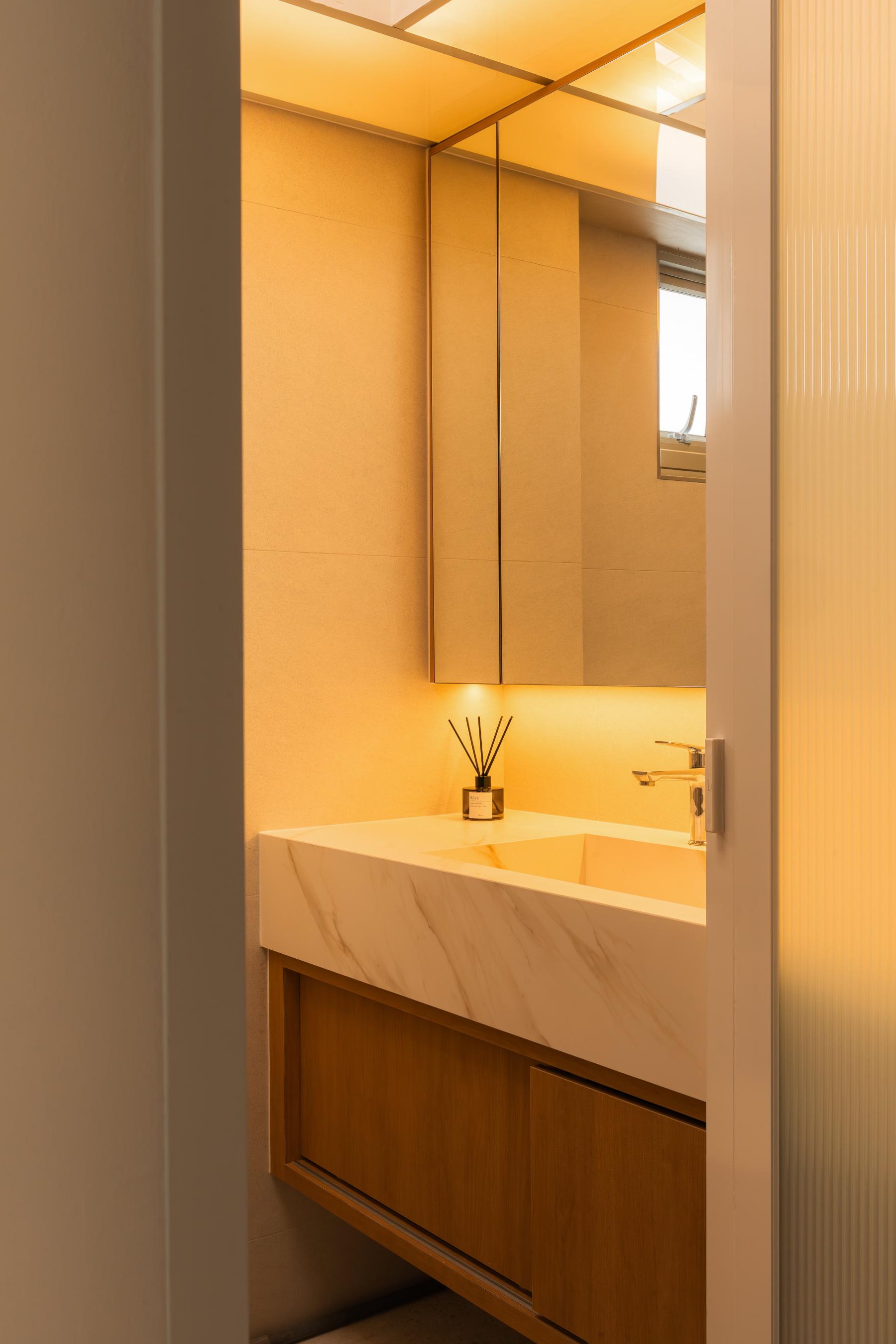 Modern Bathroom with Countertop and Mirror