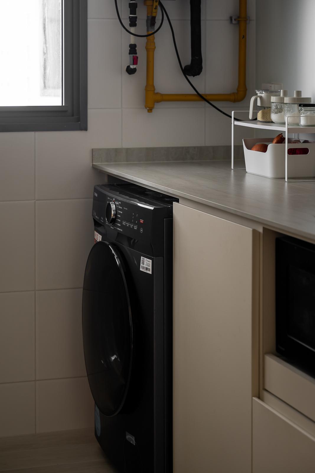 Transitional Kitchen with Countertop and Homogeneous Tiles