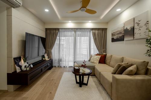 Transitional Living Room at 138C Yuan Ching Road