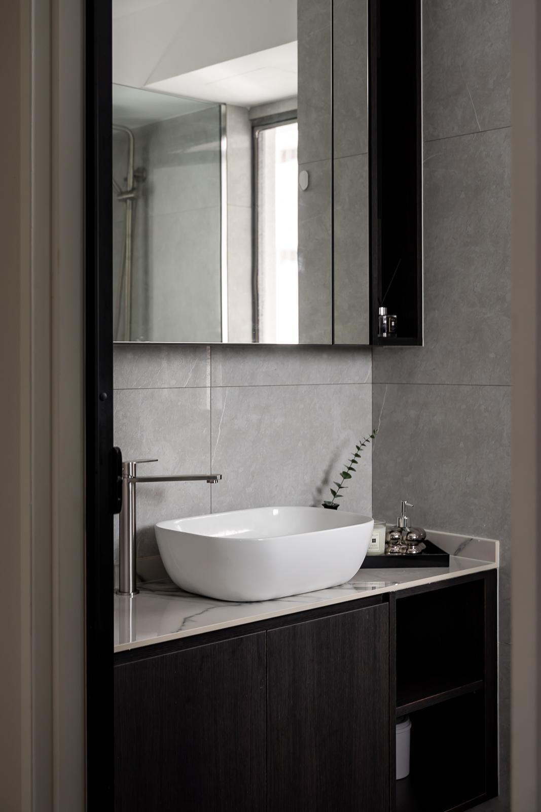 Transitional Bathroom with Countertop and Homogeneous Tiles