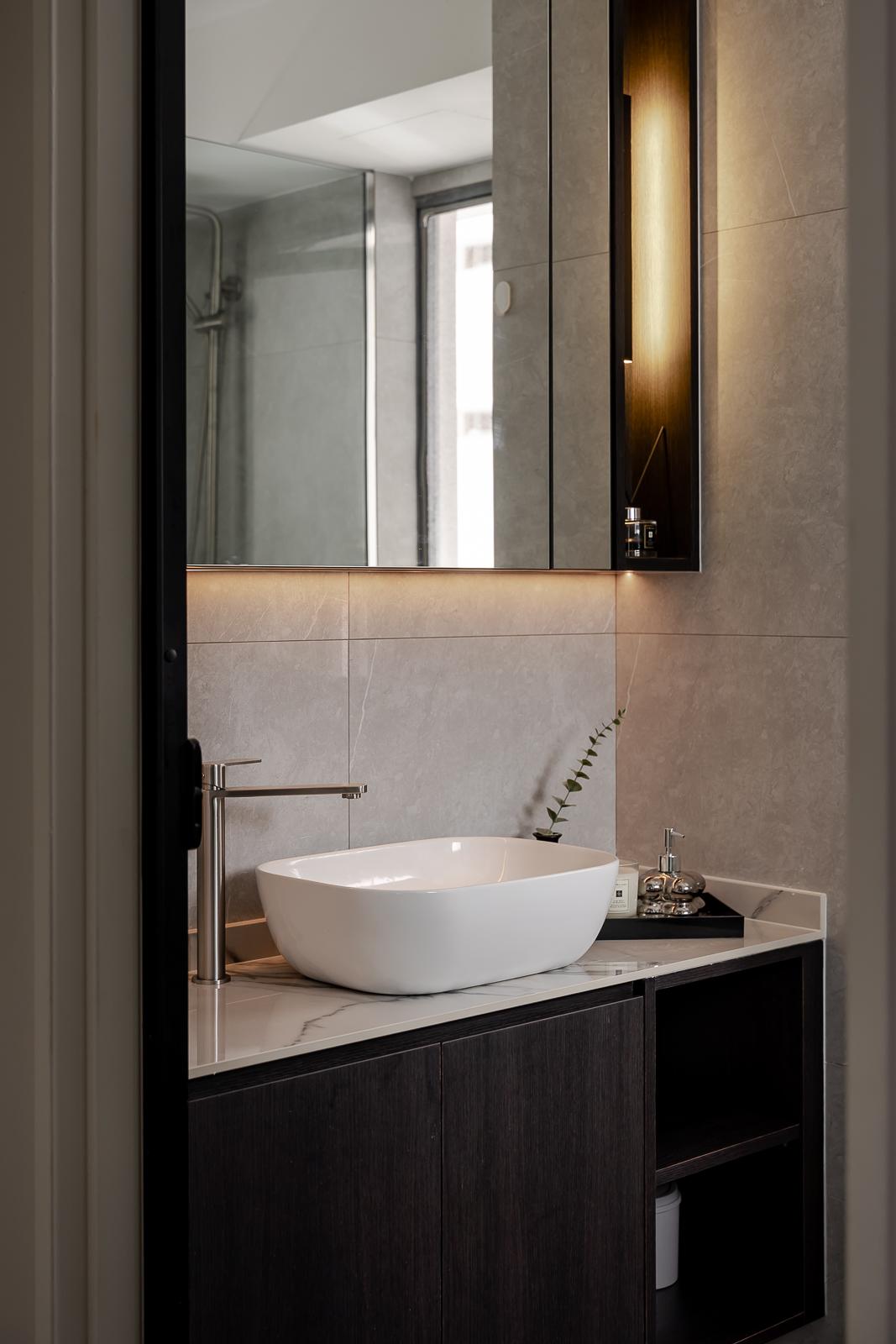 Transitional Bathroom with Countertop and Homogeneous Tiles
