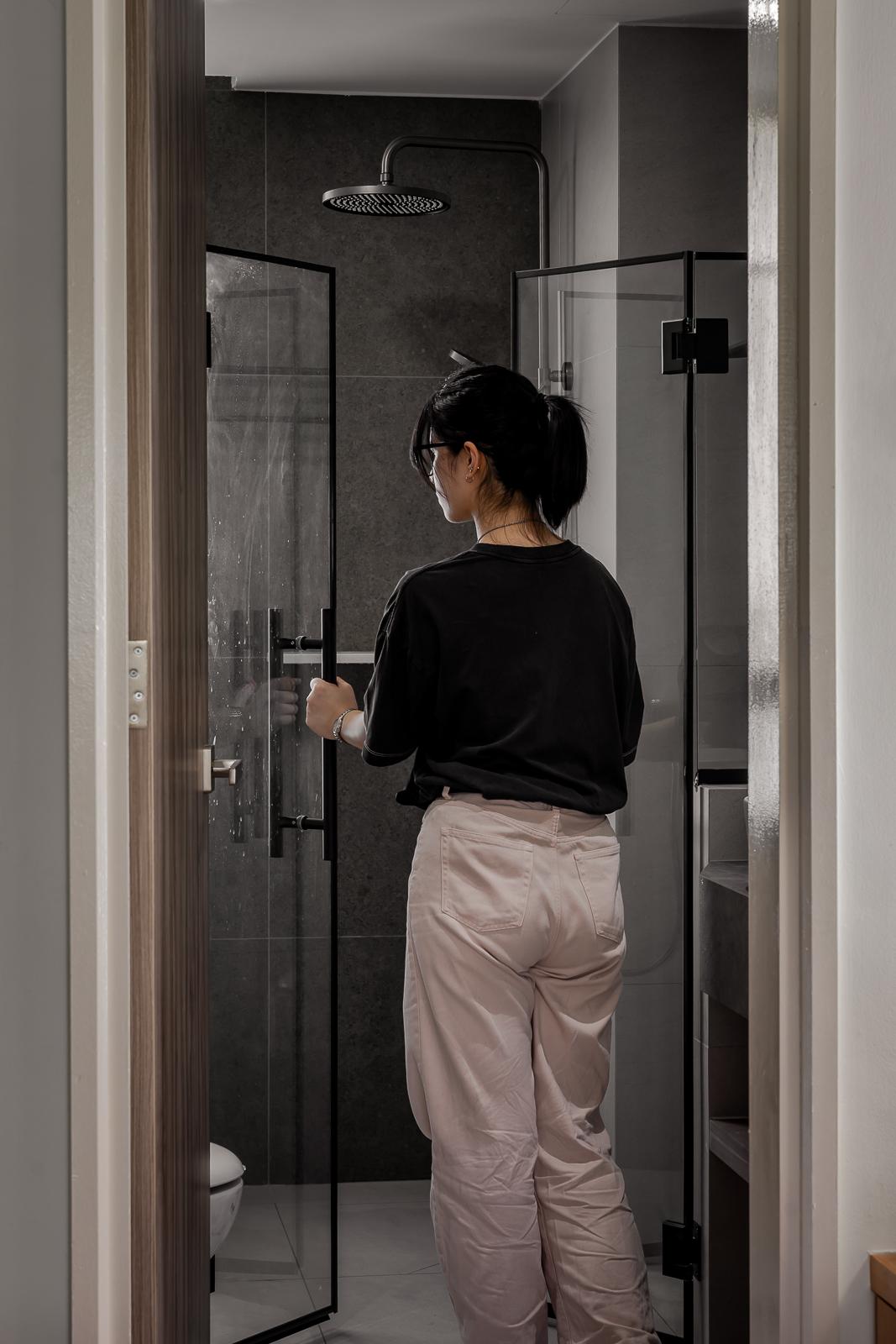 Modern Bathroom with Homogeneous Tiles and Shower Screen