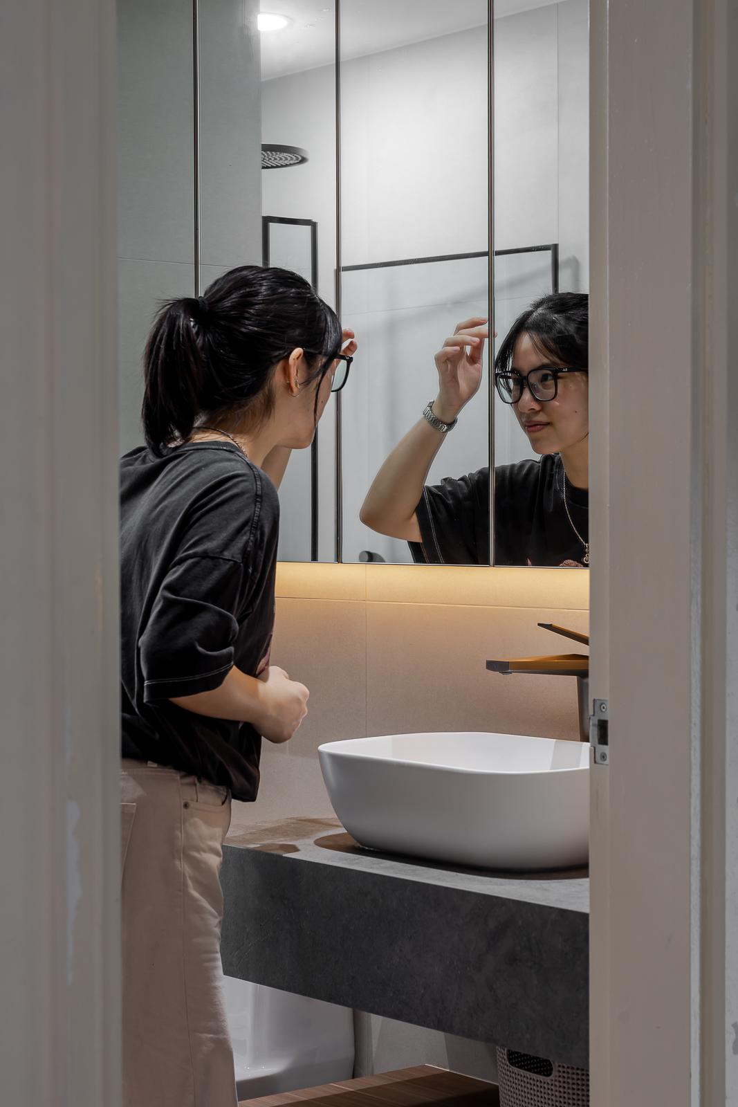 Modern Bathroom with Countertop and Homogeneous Tiles