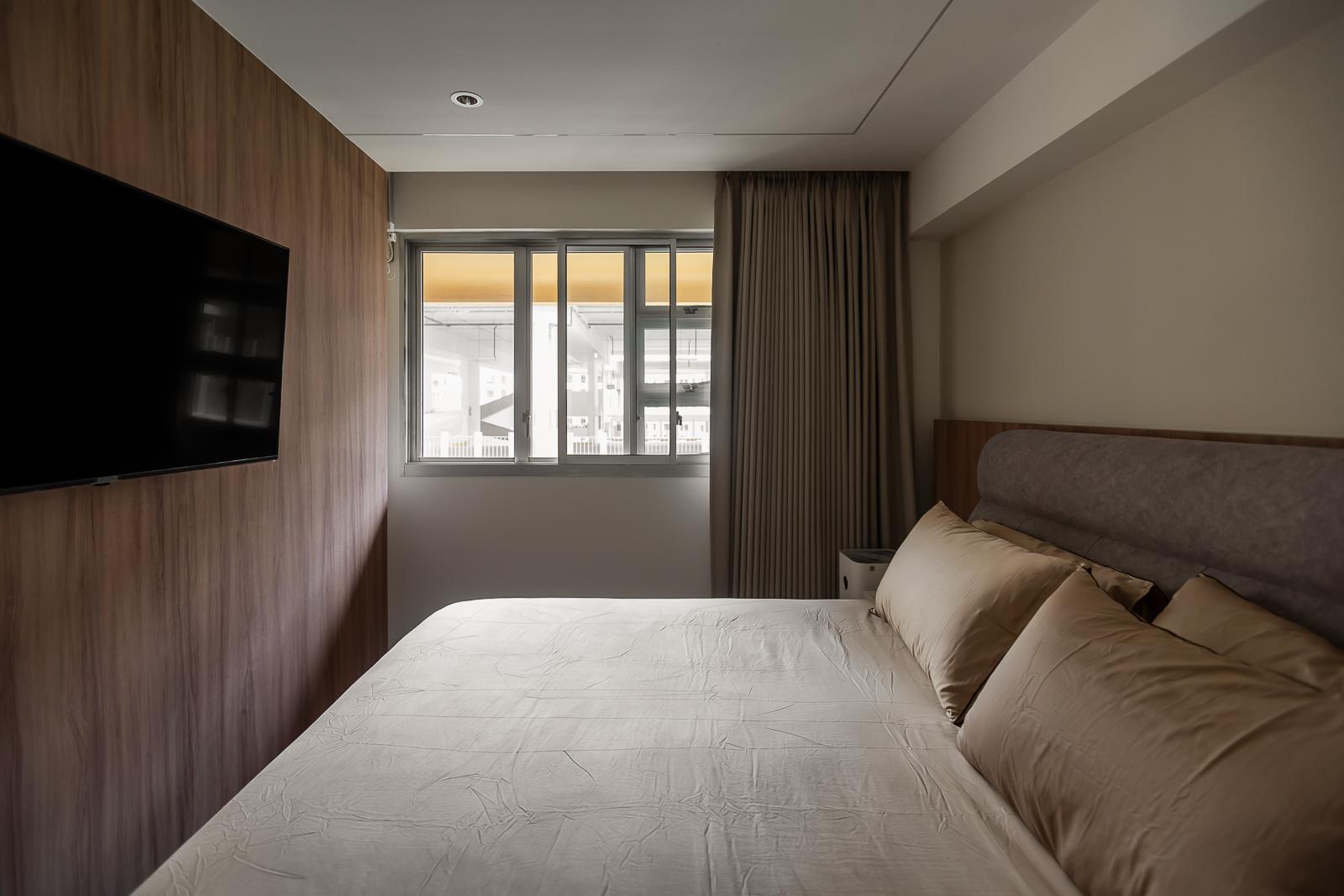 Scandinavian Bedroom with Vinyl Flooring and Homogeneous Tiles