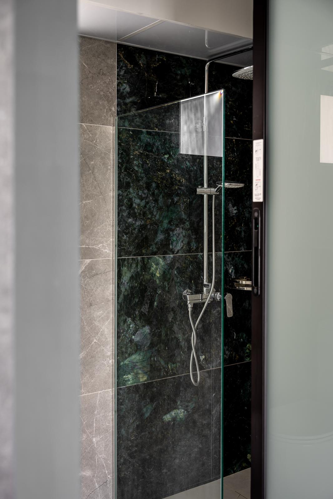 Industrial Bathroom with Homogeneous Tiles and Shower Screen