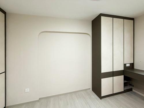 Minimalist Bathroom at Anchorvale Gardens