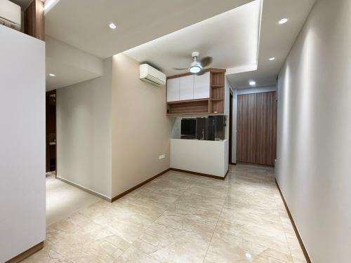 Modern Entryway at Kingsford Waterbay