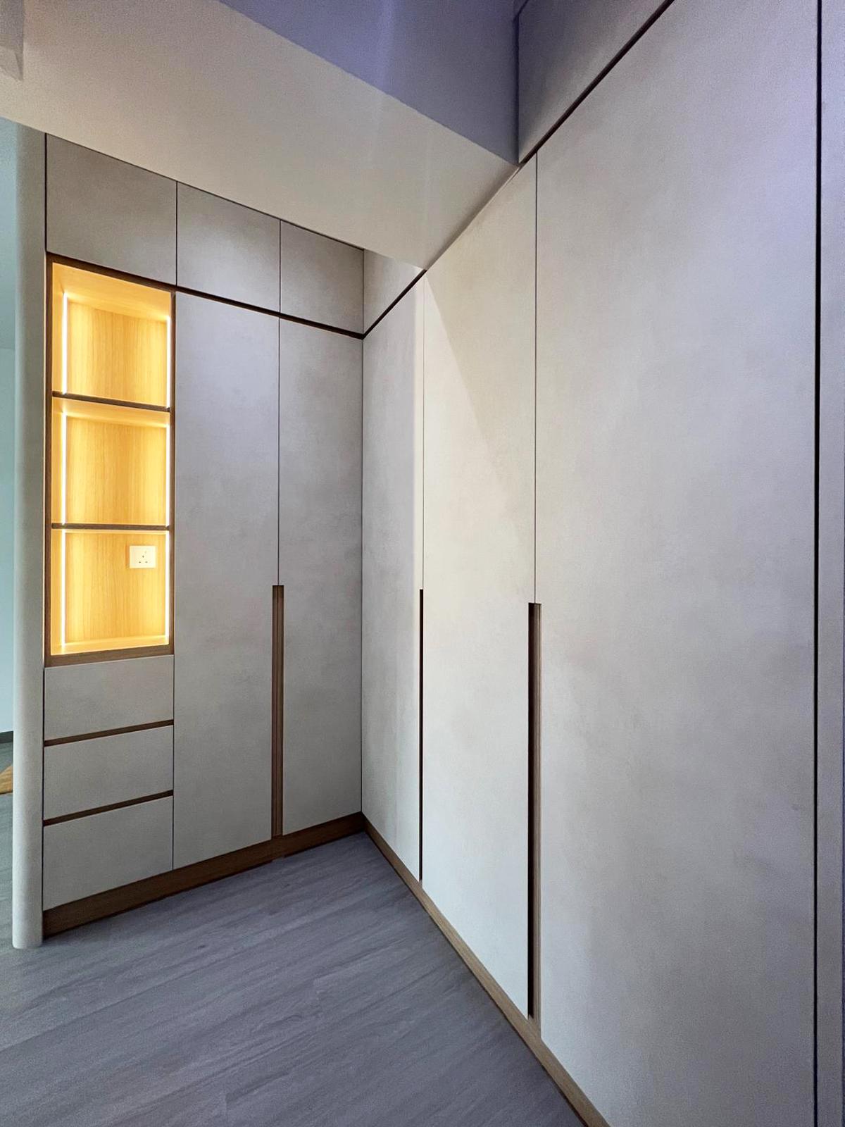 Minimalist Walk-in Wardrobe with Mirror and Wardrobe