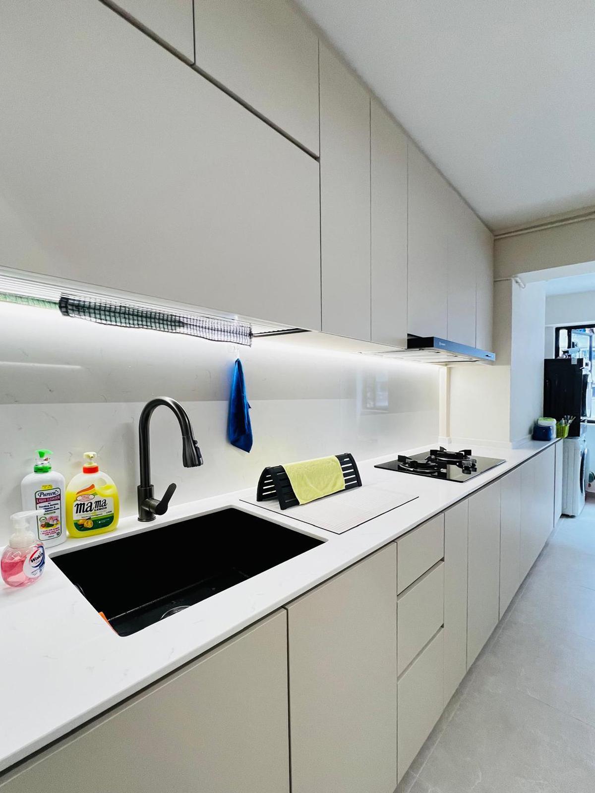 Modern Kitchen with Vinyl Flooring and Parquet Floor
