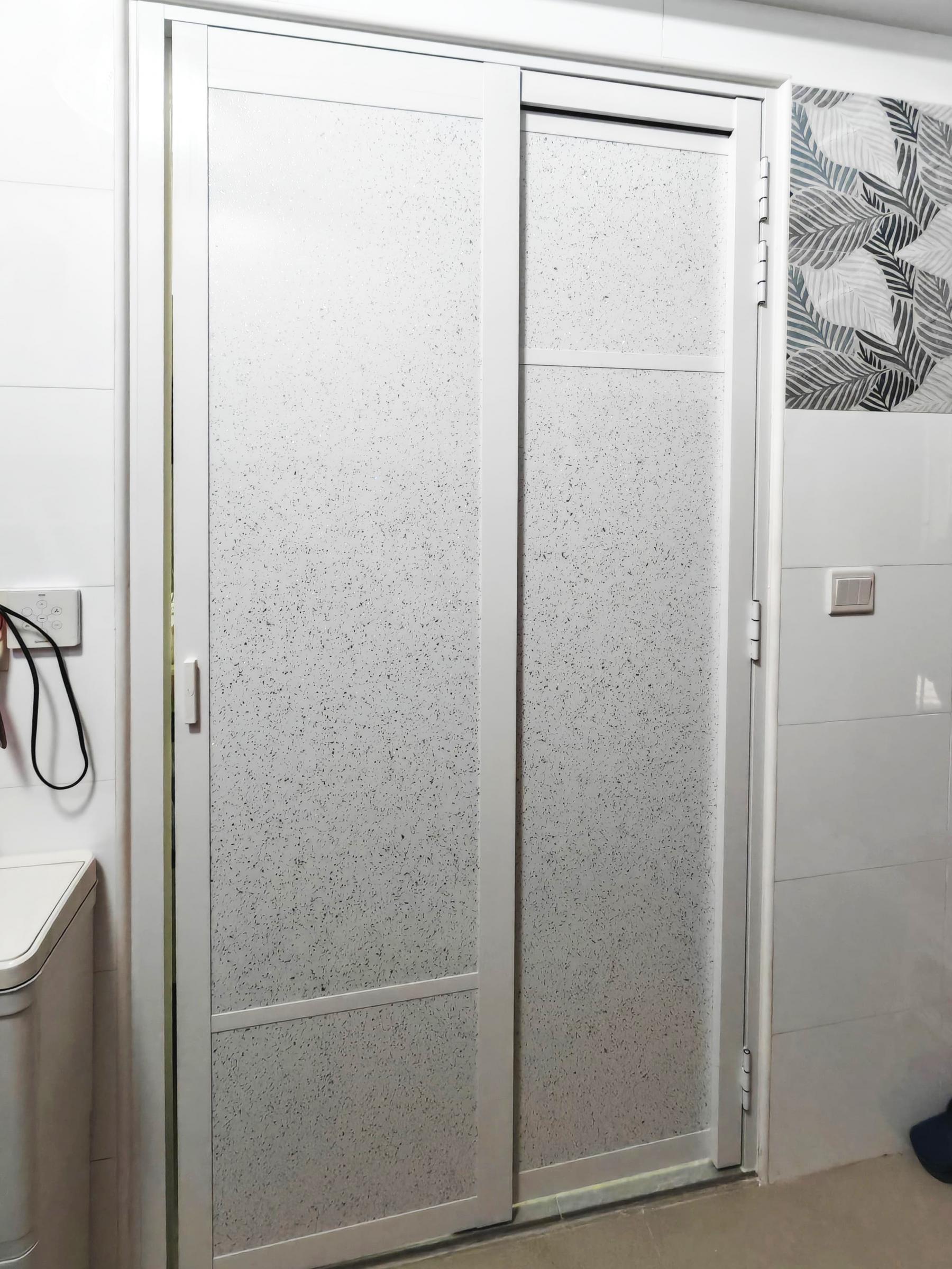 Modern Bathroom with Countertop and Vinyl Flooring