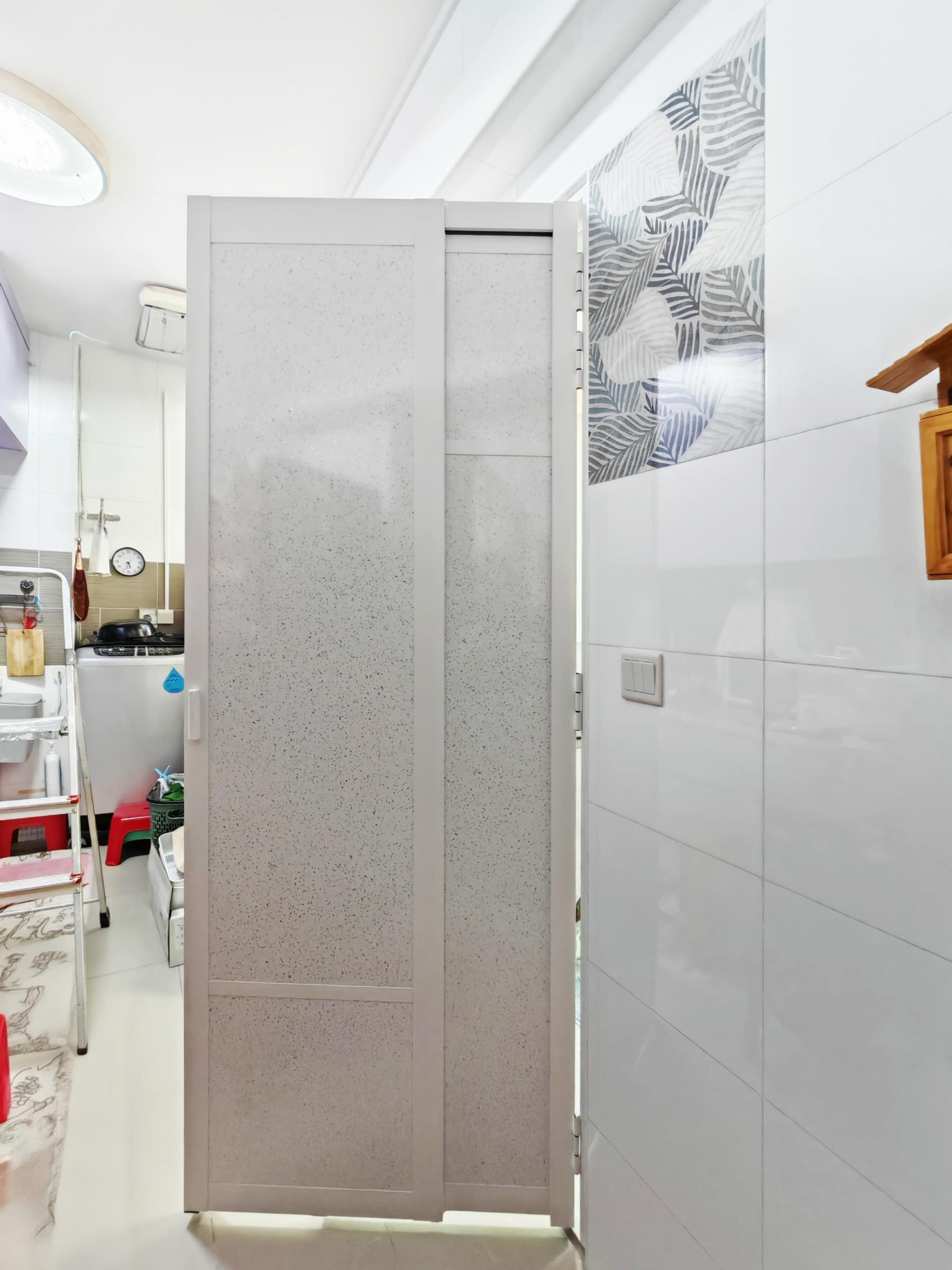 Modern Bathroom with Countertop and Vinyl Flooring
