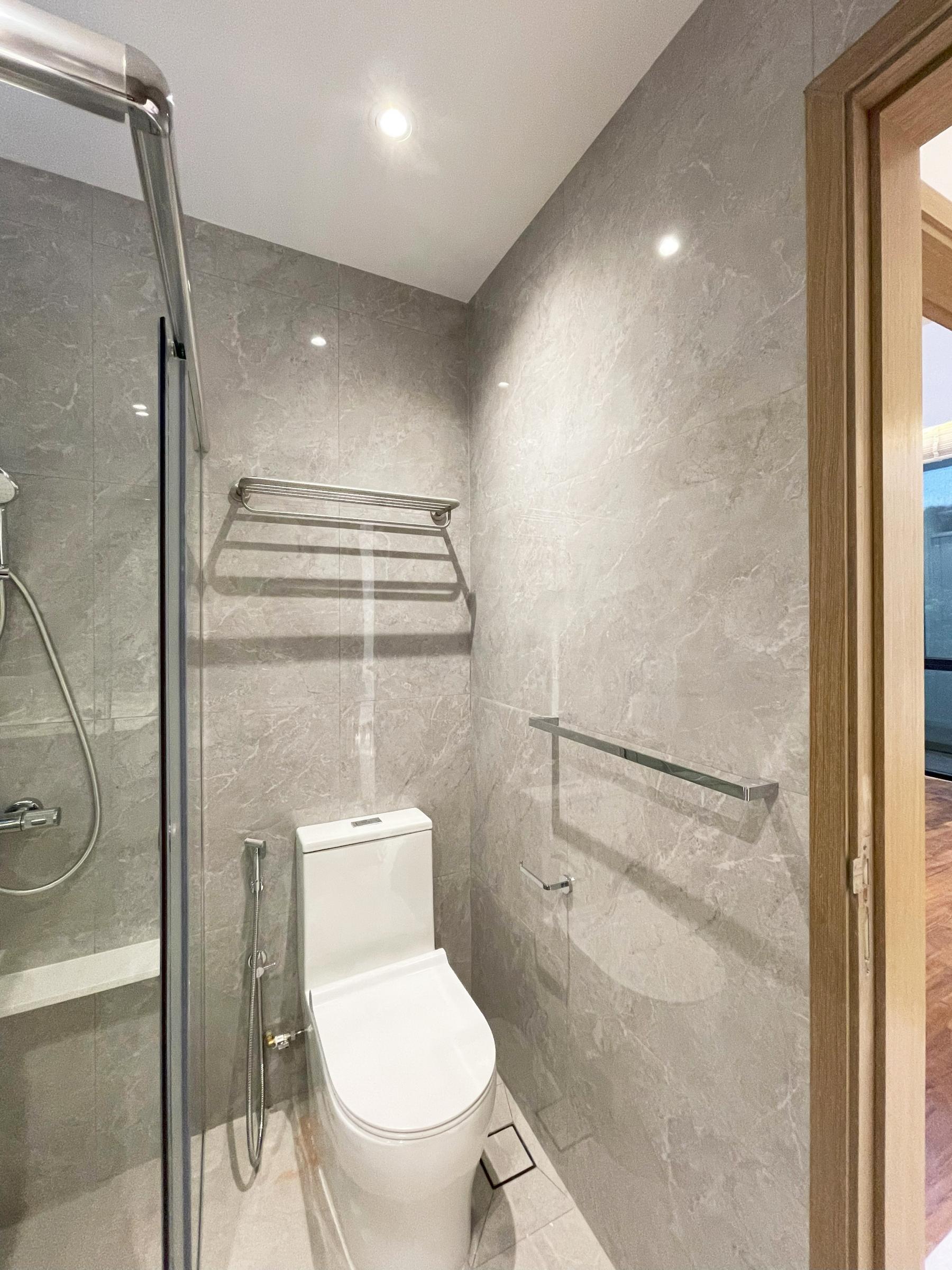 Modern Bathroom with Countertop and Vinyl Flooring