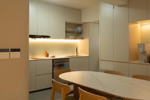 Contemporary Dining Room at Plantation Glove