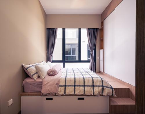 Contemporary Bedroom at Alana Terrace