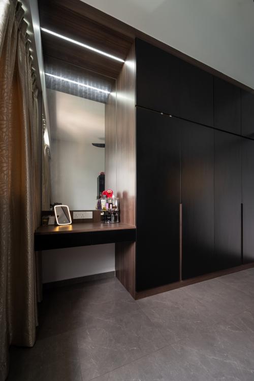 Modern Walk-in Wardrobe at 356A Ubi Road 3