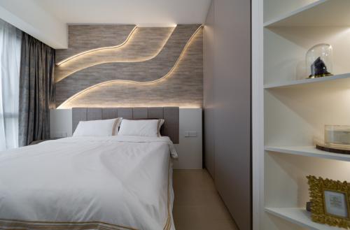 Contemporary Bedroom at 4 Shun Fu Road, Jadescape