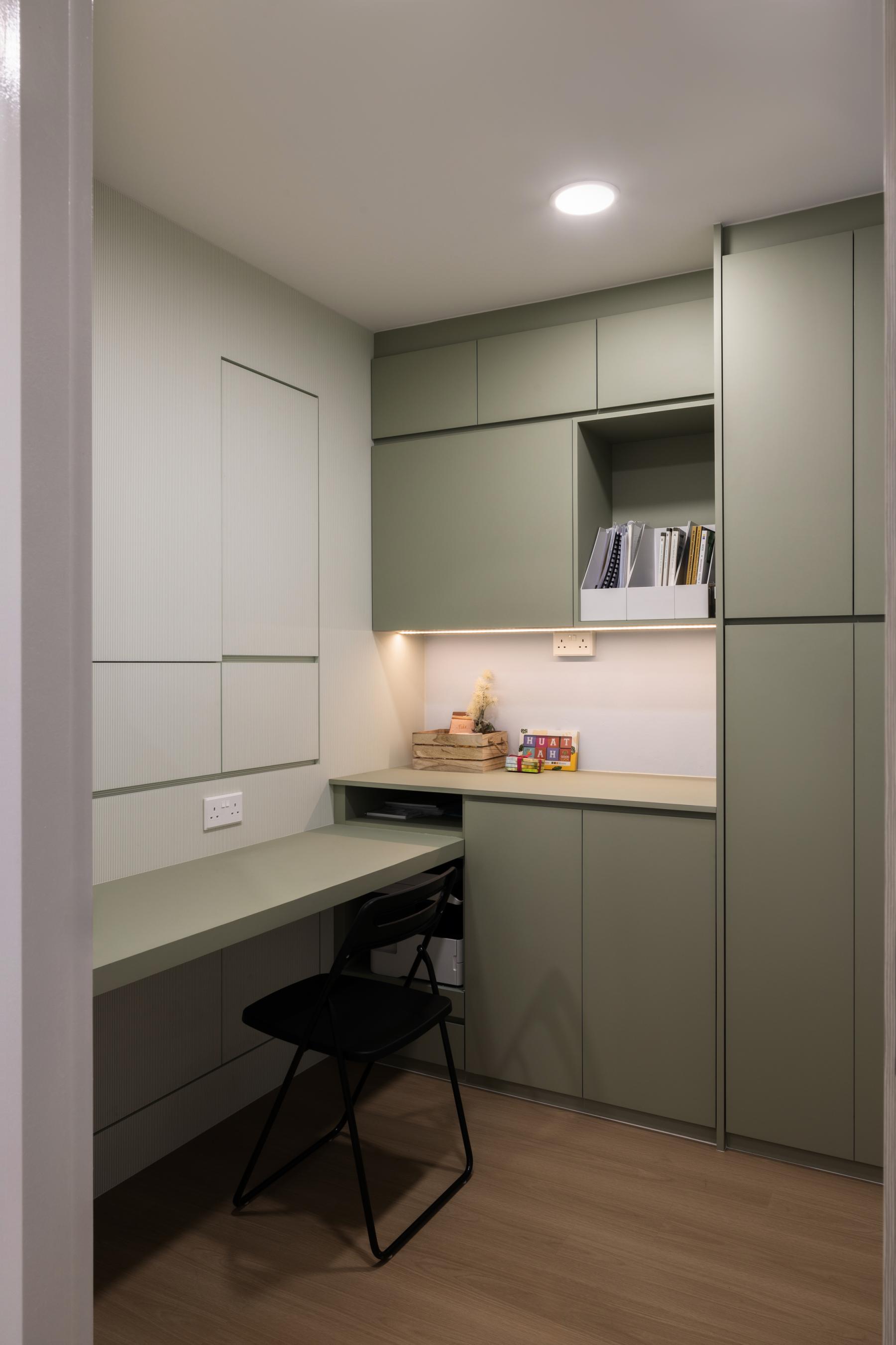 Modern Office with Bookshelf and Desk