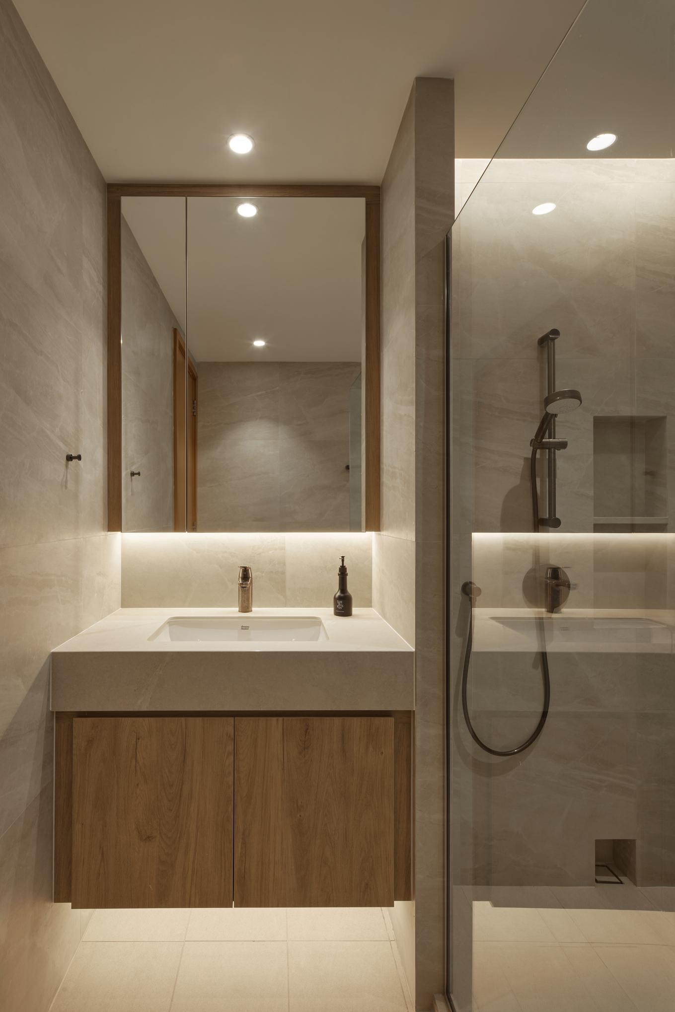 Contemporary Bathroom with Mirror and Bathroom Storage