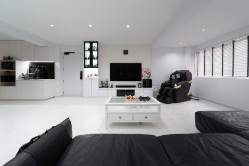 Modern Living Room at 578 PASIR RIS ST 53