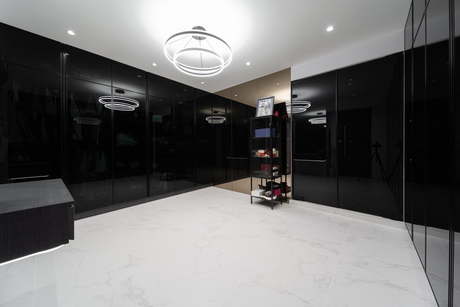 Modern Walk-in Wardrobe with Mirror and Wardrobe