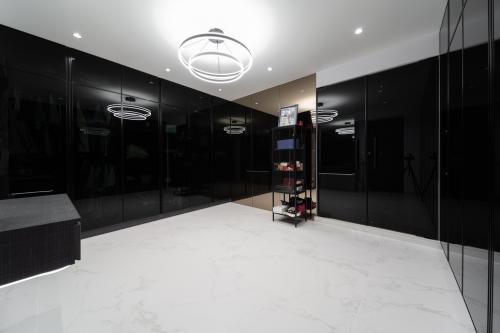 Modern Walk-in Wardrobe at 578 PASIR RIS ST 53