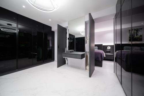 Modern Walk-in Wardrobe at 578 PASIR RIS ST 53