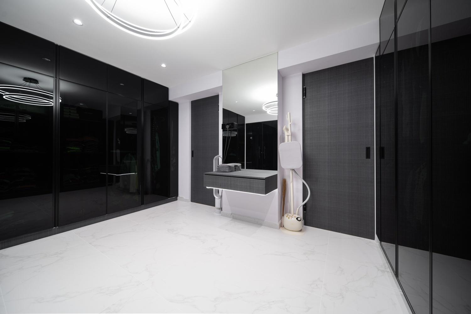 Modern Walk-in Wardrobe with Mirror and Wardrobe
