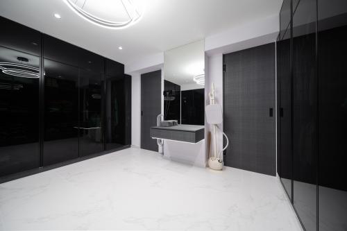 Modern Walk-in Wardrobe at 578 PASIR RIS ST 53