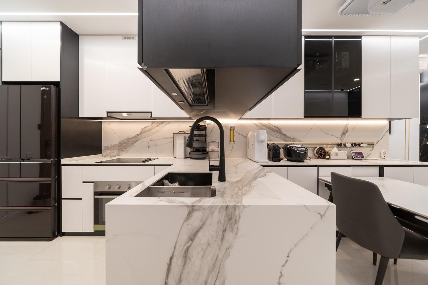 Modern Kitchen with Countertop and Kitchen Island