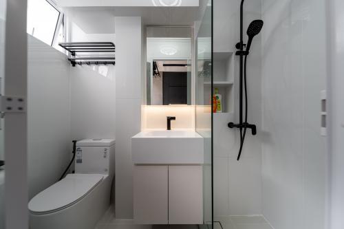 Modern Bathroom at 430 Bukit Panjang