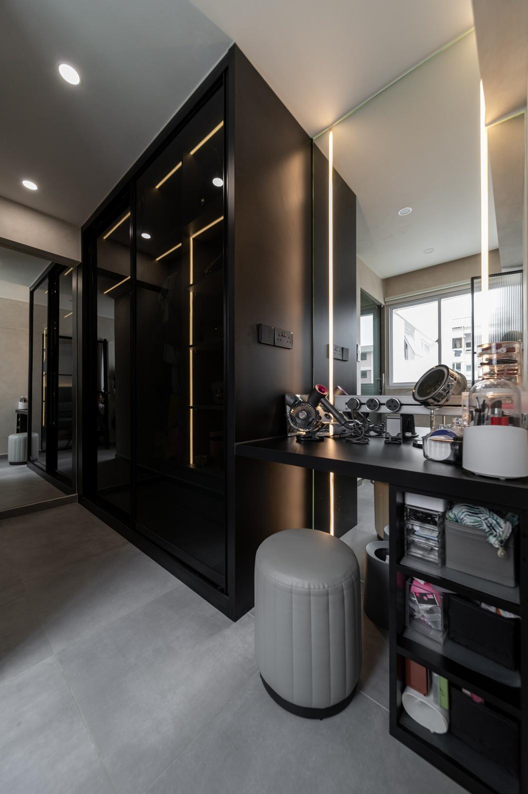Scandinavian Walk-in Wardrobe with Mirror and Wardrobe