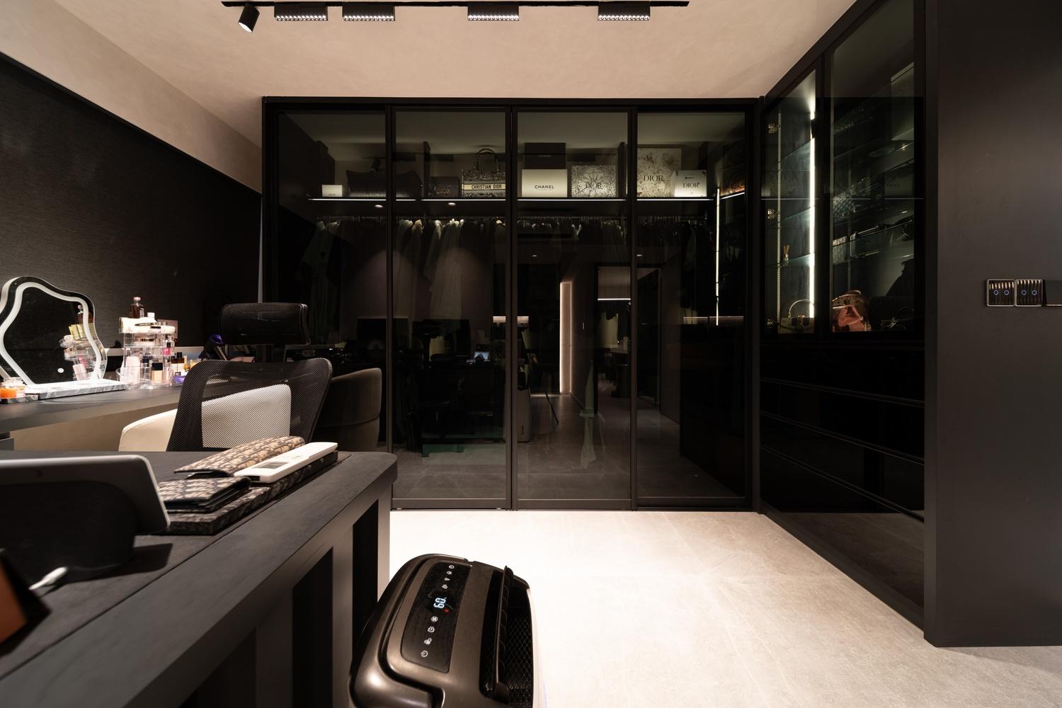 Modern Walk-in Wardrobe with Mirror and Wardrobe