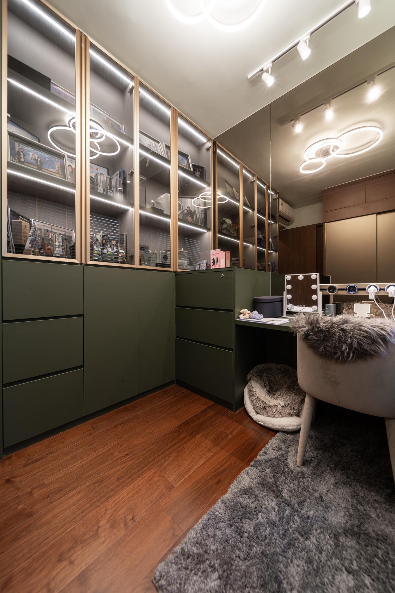 Modern Walk-in Wardrobe with Mirror and Wardrobe