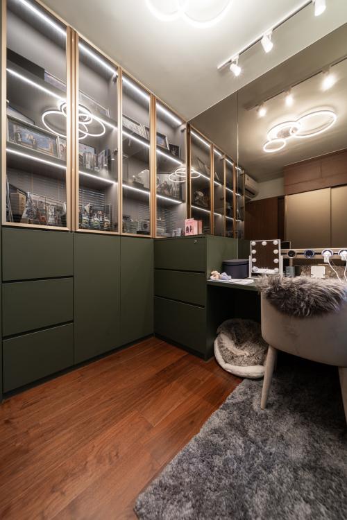 Modern Walk-in Wardrobe at Normanton Park