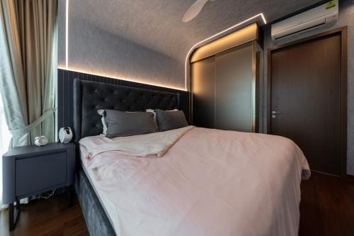 Modern Bedroom at Normanton Park