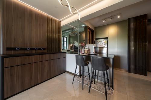 Modern Dining Room at Normanton Park